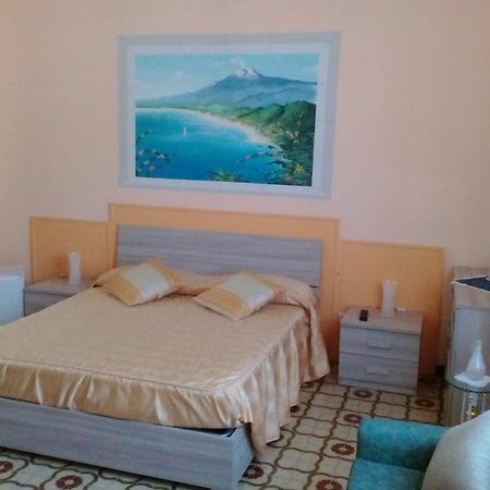 Beb I Delfini Di Casa Paola Bed and Breakfast Mascali Eksteriør billede
