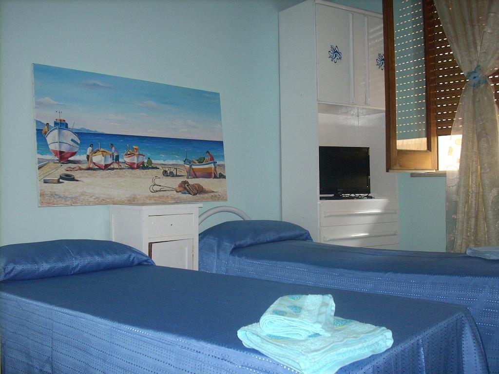 Beb I Delfini Di Casa Paola Bed and Breakfast Mascali Værelse billede