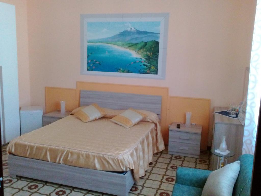 Beb I Delfini Di Casa Paola Bed and Breakfast Mascali Eksteriør billede