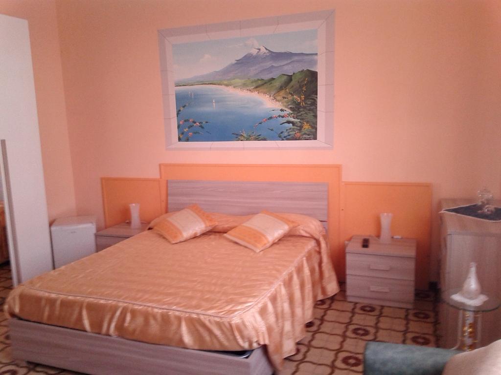 Beb I Delfini Di Casa Paola Bed and Breakfast Mascali Eksteriør billede